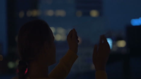 mujer usando una tableta transparente en la oscuridad