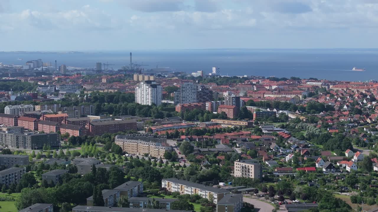 ciudad costera de helsingborg en escania, suecia con paisaje marítimo en el fondo