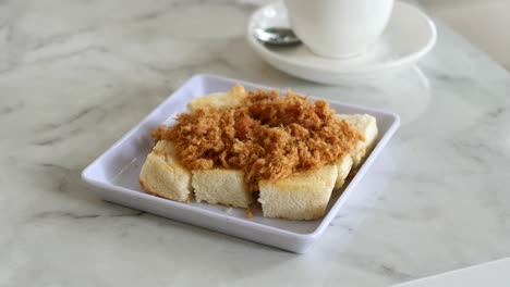 pan de cerdo con hilo en un plato ,