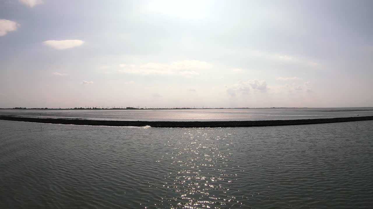 배를 따라가는 파도