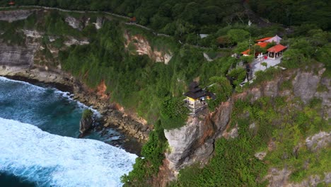 Vista-Aérea-Del-Famoso-Templo-De-Uluwatu-En-Bali,-Indonesia---Disparo-De-Drones