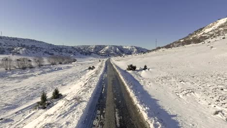 Vista-Aérea-De-La-Carretera-Nacional-En-Invierno