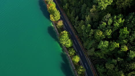 Malerische-Straße-Entlang-Des-Türkisfarbenen-Wassers-Des-Attersees,-Österreich,-Mit-üppigem-Grün