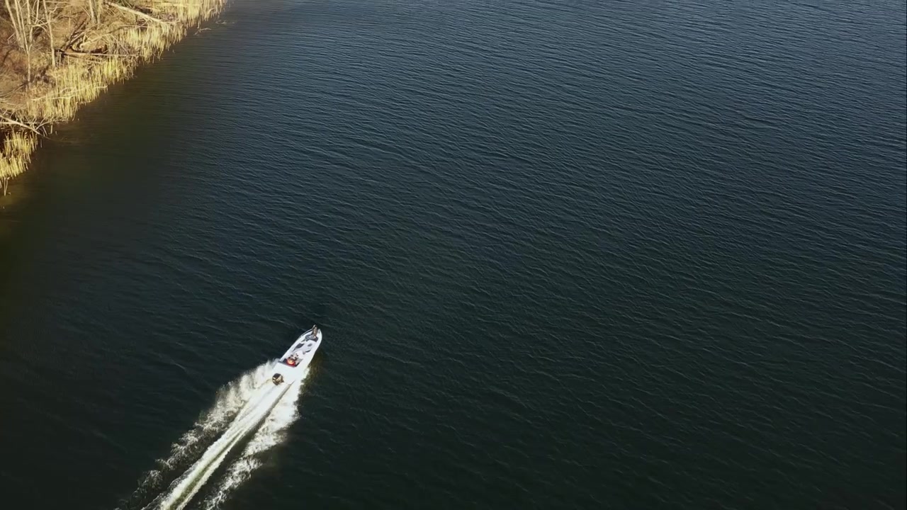 Vista drone di una barca a vela in un lago durante una giornata estiva