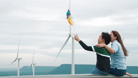 Fortschrittliche-Glückliche-Mutter-Und-Ihr-Sohn-Auf-Dem-Windkraftpark.