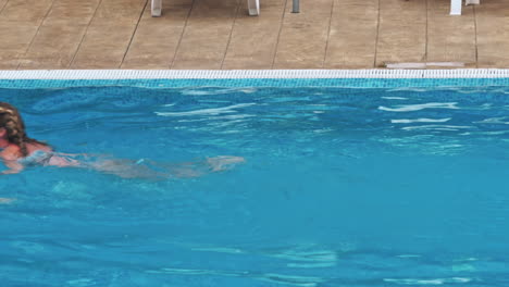 mulher a nadar na piscina