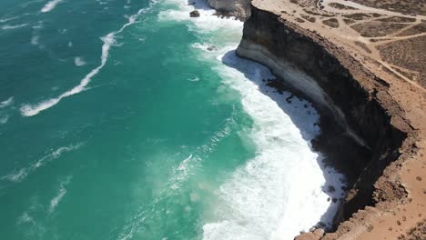 Drone-Aéreo-Lento-Sobre-La-Gran-Ensenada-Australiana-Con-Olas