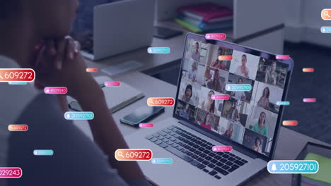 animación de iconos y números de redes sociales sobre mujer afroamericana en llamada de video portátil