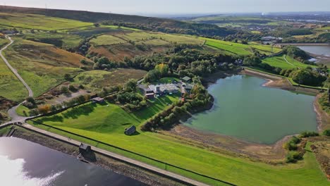 imágenes de video de drones aéreos rurales tomadas en el páramo de ogden saddleworth en oldham, inglaterra, de una serie de lagos, embalses, con un telón de fondo de páramos, bosques y pastos de tierras de cultivo