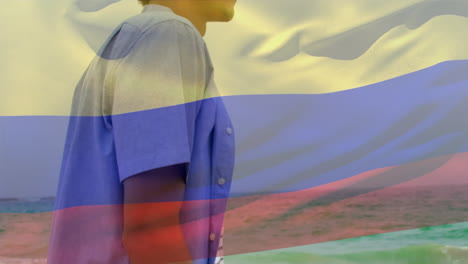 animación de la bandera de colombia sobre un hombre afroamericano en la playa