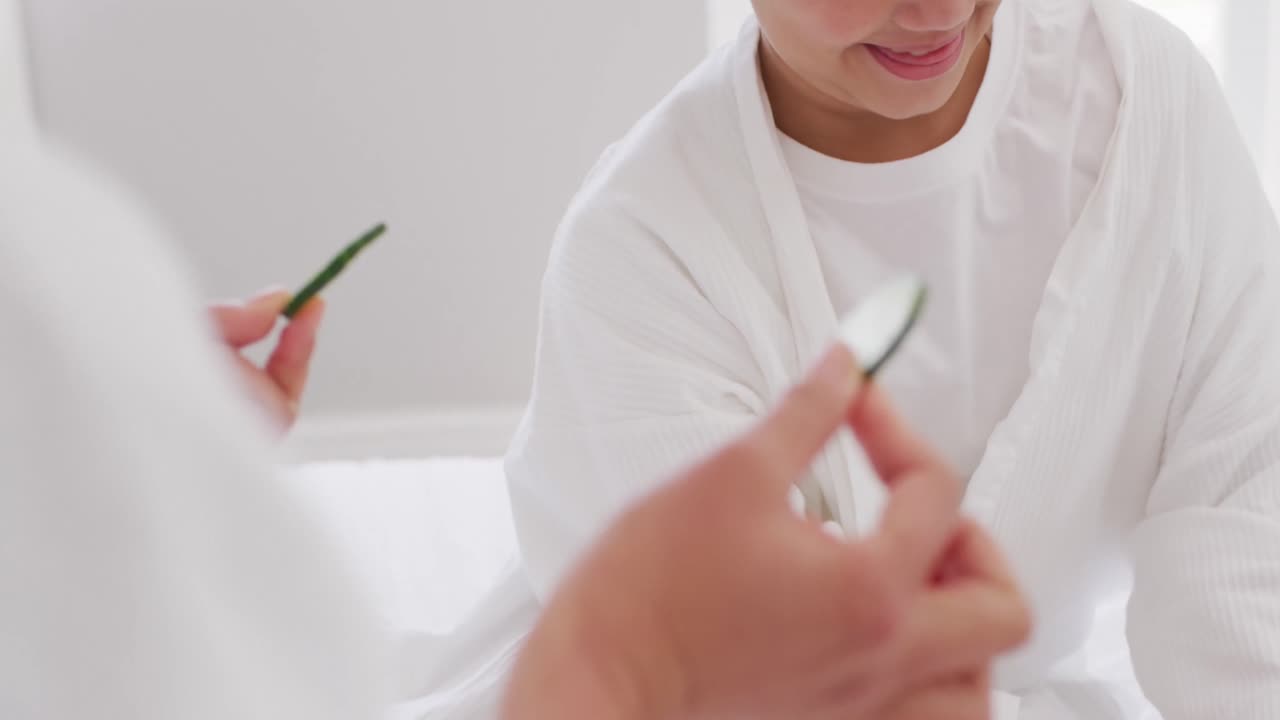 복장을 입은 행복한 아시아 어머니와 딸의 비디오가 오징어 마스크를 하고 재미를 느끼고 있습니다.