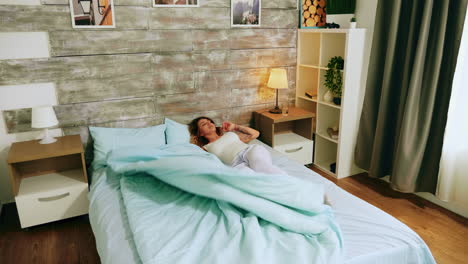 atractiva mujer rubia en pijama después de despertar