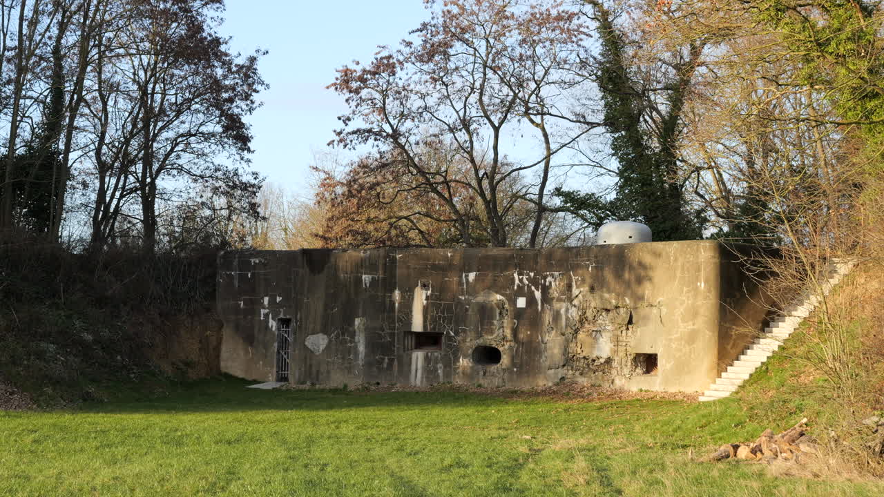 Bunkerwand met schade door holle lading - Fort Eben-Emael, zonnige dag.