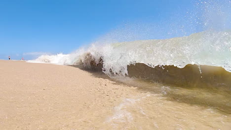 Brechende-Wellen-Treffen-Auf-Die-Sandige-Küste-In-Fuerteventura,-Kanarische-Inseln,-Spanien