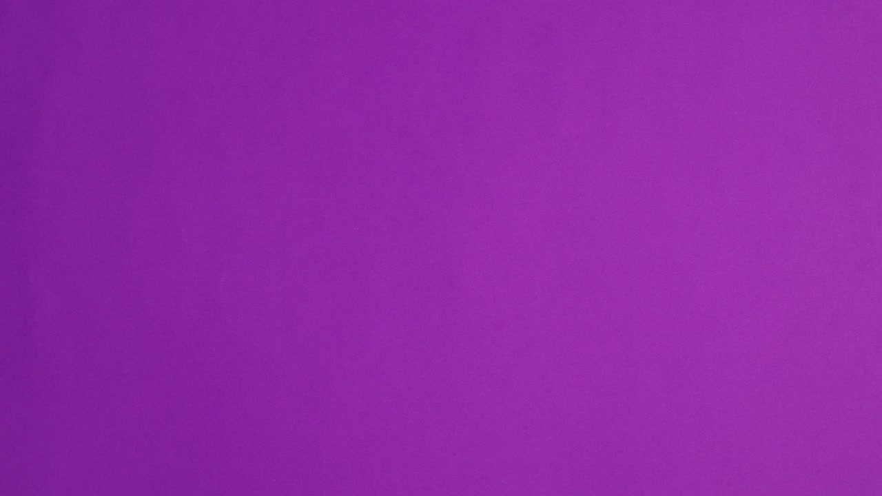 el conjunto de manicura y las herramientas aparecen en el kit de manicure sobre un fondo púrpura.