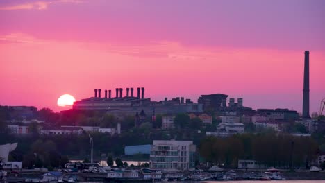 Zeitraffer.-Sonnenuntergang-über-Tulcea,-Rumänien.-Industriegebiet