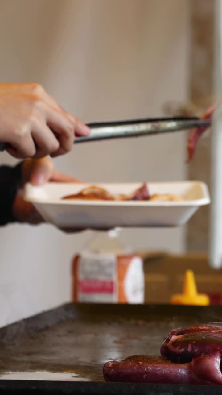 preparación secuencial de calamares en una parrilla