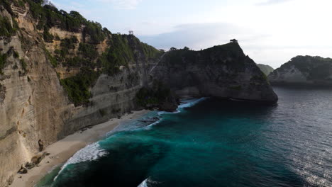 Towering-limestone-cliffs,-sunrise-scenery,-ocean-waves,-Diamond-Beach