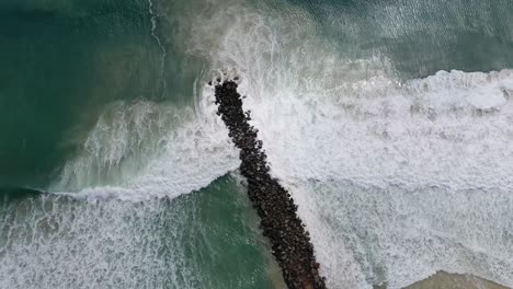 Vista-Desde-Arriba-De-Las-Olas-Rompiendo-Contra-El-Rompeolas-Noosa