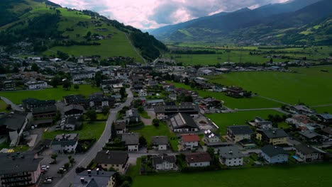 volando sobre el pueblo alpino de kaprun en austria