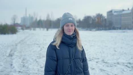 une belle femme s'éloignant de l'appareil photo dans la neige husky sibérie