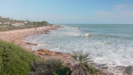 Paseo-Marítimo-De-Alcossebre-Hasta-El-Faro-En-El-Mar-Mediterráneo