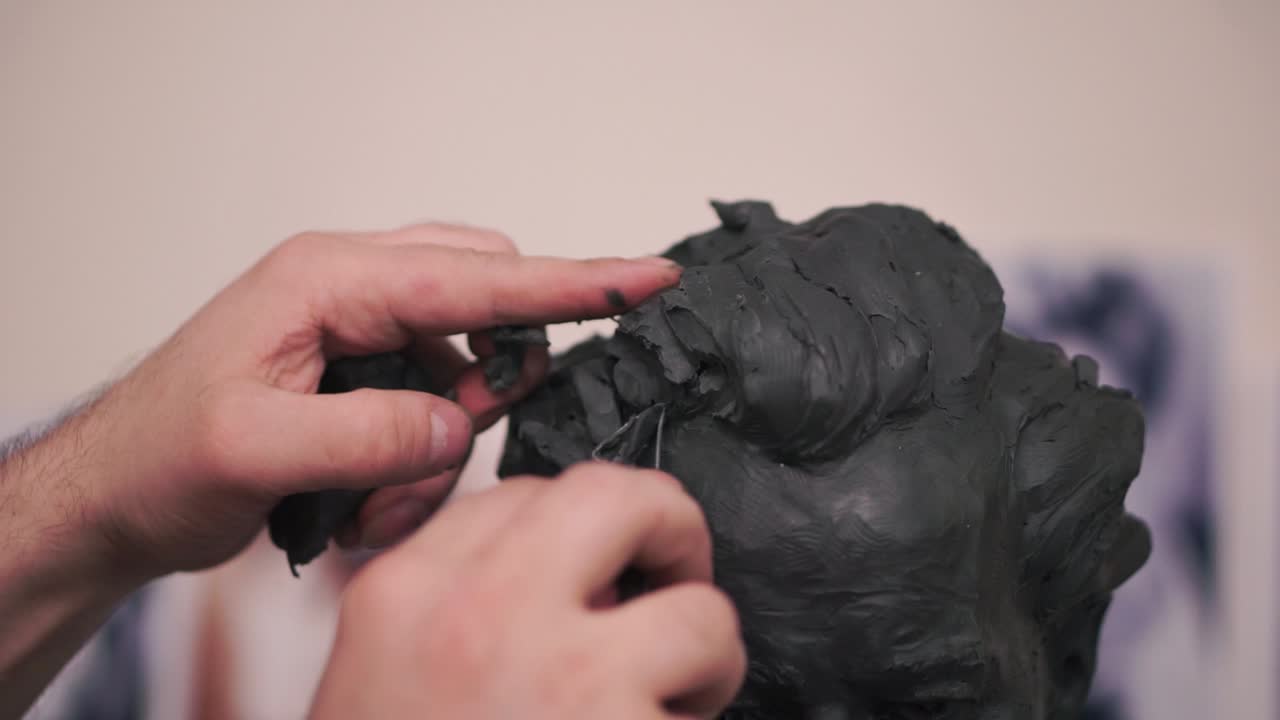 점토 머리를 조각하는 것