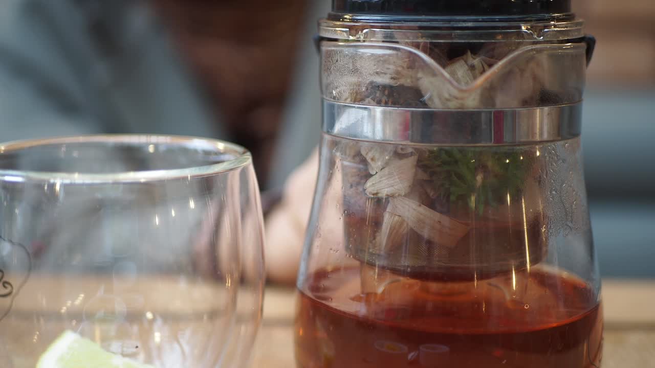 유리 차 비 에 있는 허브 티 의 근접 사진