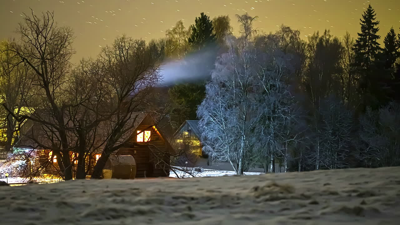 granja remota con luces brillantes y la vía láctea por encima, lapso de tiempo