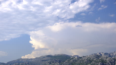 lapso de tiempo de 4k uhd de una nube de tormenta que se forma sobre las montañas velebit en croacia