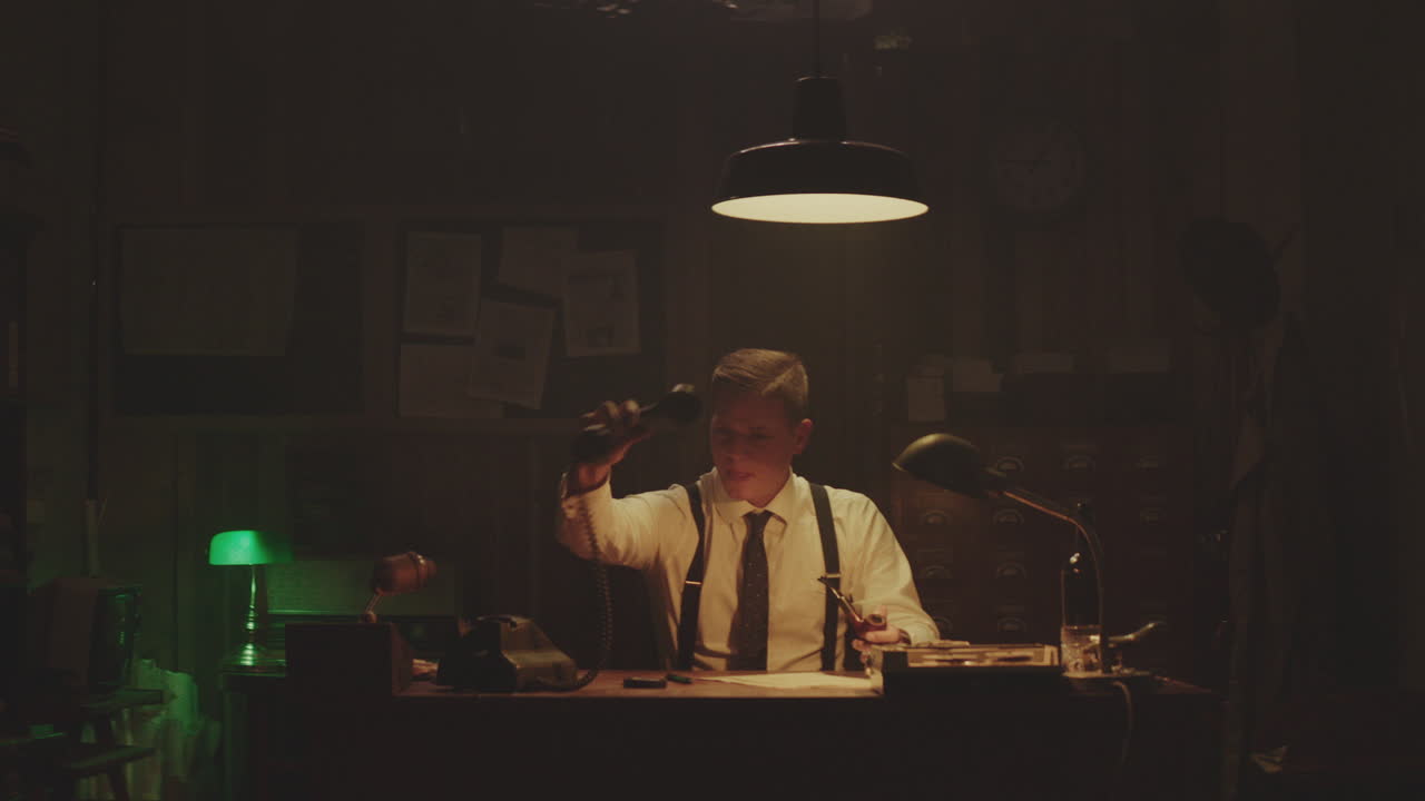 레트로 사무실에서 일하는 형사