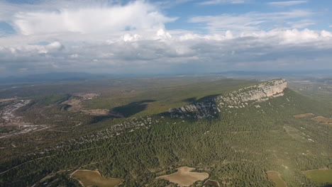 garrigue paisaje árido con montañas al sur de francia por avión no tripulado. vista aérea