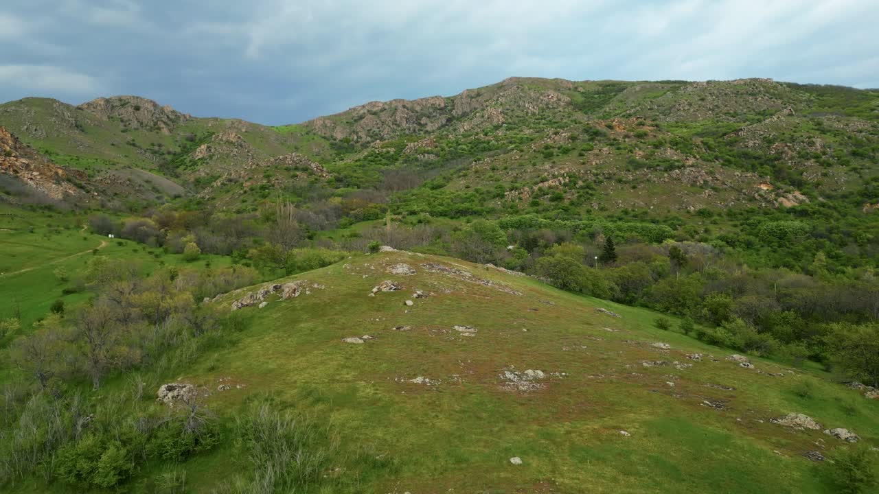 Cime rocciose e valli verdi dei Monti Măcin in Romania. Ripresa aerea con drone.