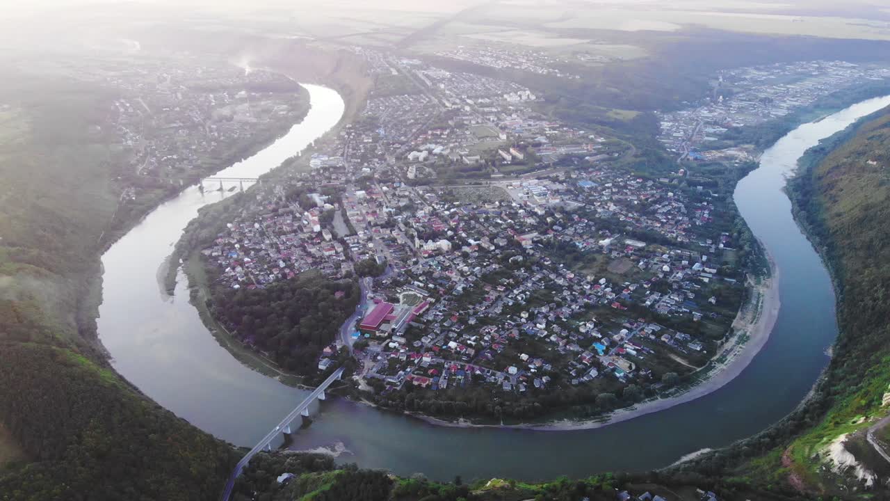 alrededor de la ciudad hay un gran río sinuoso, una vista desde un quadcopter.