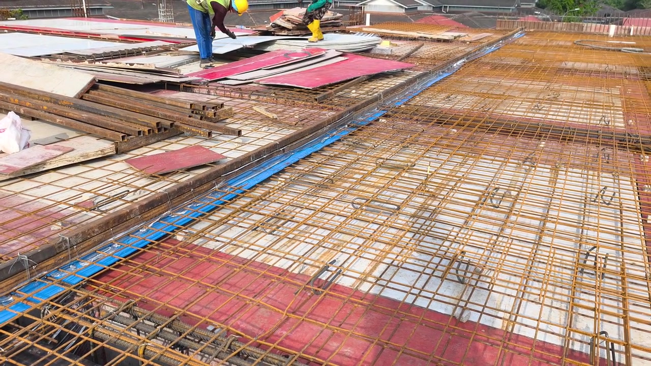 Sebuah Waterstop Karet Biru Dipasang di Sepanjang Sambungan Konstruksi Pelat Beton. Ini Berfungsi sebagai Penghalang untuk Mencegah Masuknya Air Melalui Sambungan Pelat Atap. Pemasangan Ini Memastikan Kedap Air Struktural