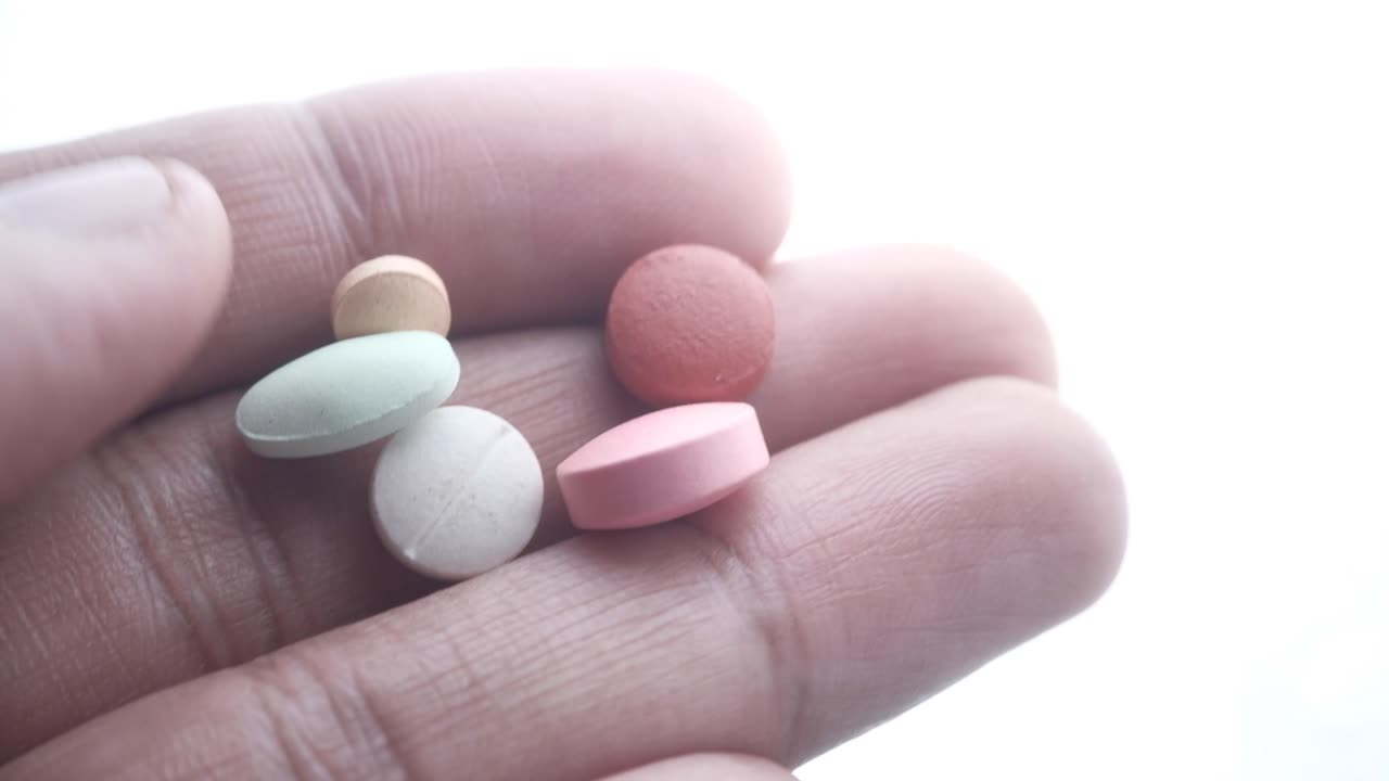 pastillas multicolores en la mano