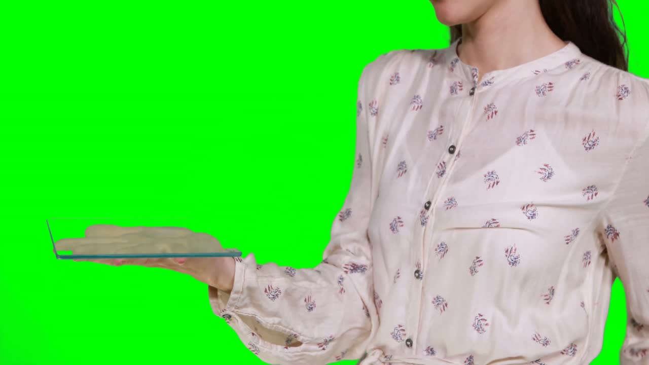 mujer fingiendo sostener una tableta digital