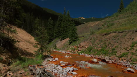 Antena-Cinematográfico-Zumbido-Naranja-Río-Cemento-Arroyo-Verano-Gran-Altitud-Silverton-Zona-De-Esquí-Recurso-Teluride-Perspectiva-Quebrada-Colorado-Montañas-Rocosas-Maravillosa-Conducir-Cielo-Azul-Vapor-Movimiento