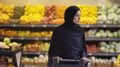 Porträt-Einer-Muslimischen-Frau,-Die-Im-Supermarkt-Lebensmittel-Einkauft