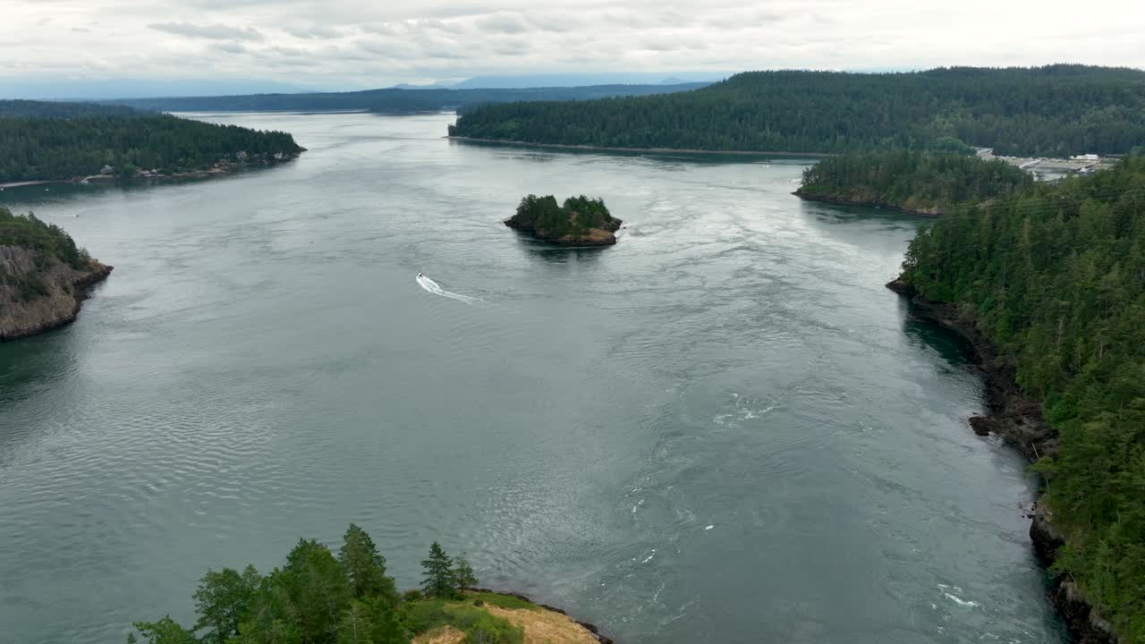 디셉션 패스에서 딸기 섬을 향해 밀고 있는 조감도