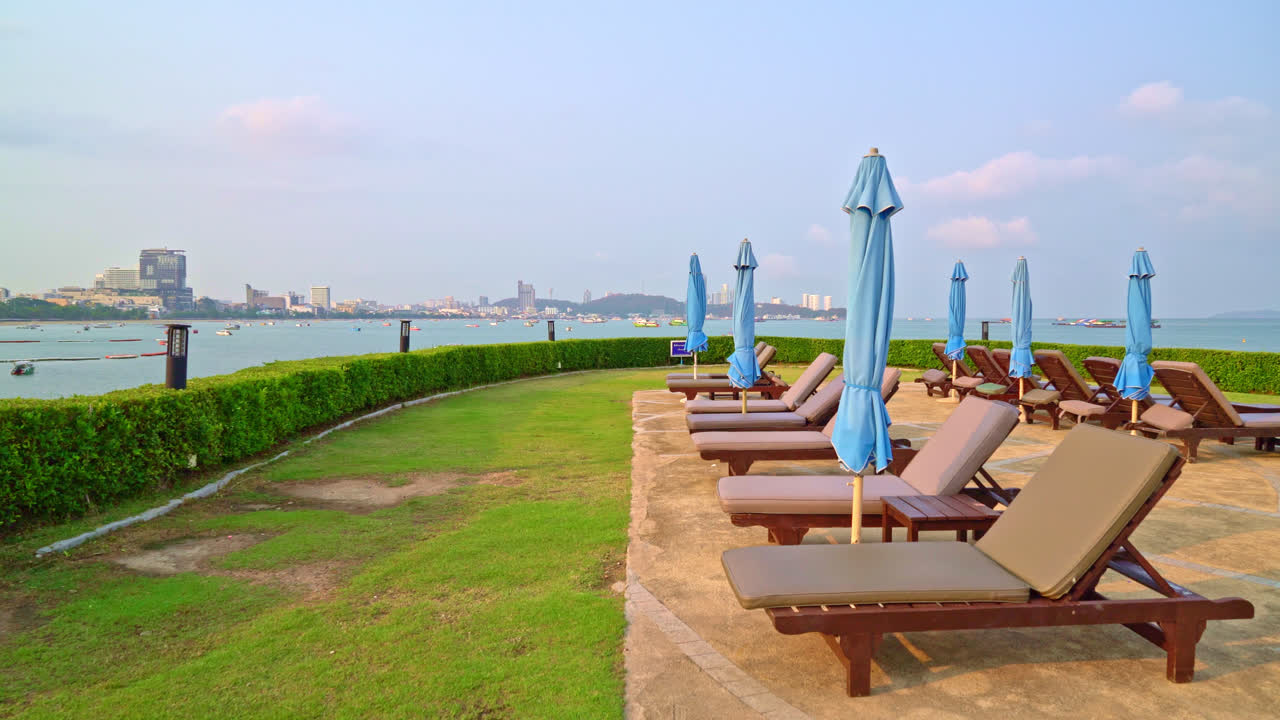 바다 배경의 의자 풀 - 공휴일 및 휴가 개념