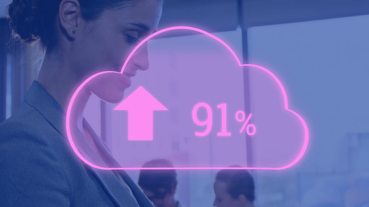 animación de nube con porcentajes y flecha sobre mujer de negocios caucásica usando teléfono inteligente