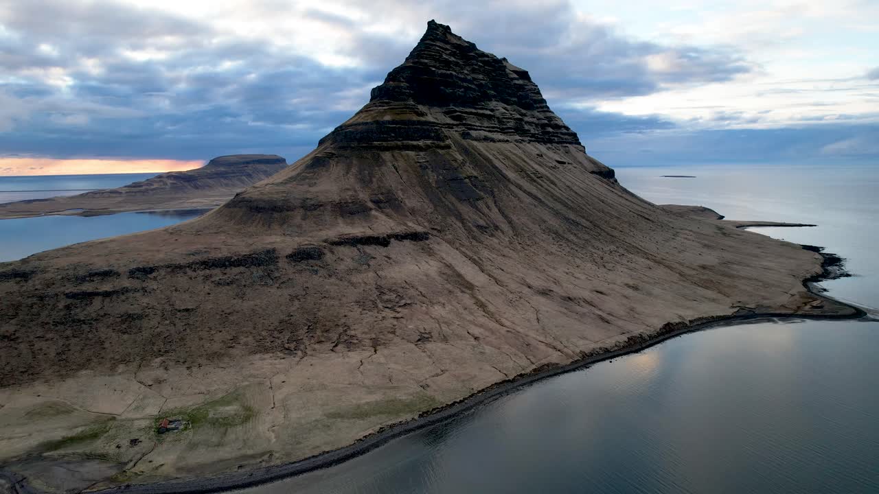 kirkjufell 산 서쪽 아이슬란드 snaefellsnes pennisula의 아이슬란드 드론을 닫습니다
