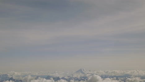 Ferne-Berggipfel-Unter-Den-Wolken-Und-Ein-Lila-rosa-Himmel-Voller-Wolken