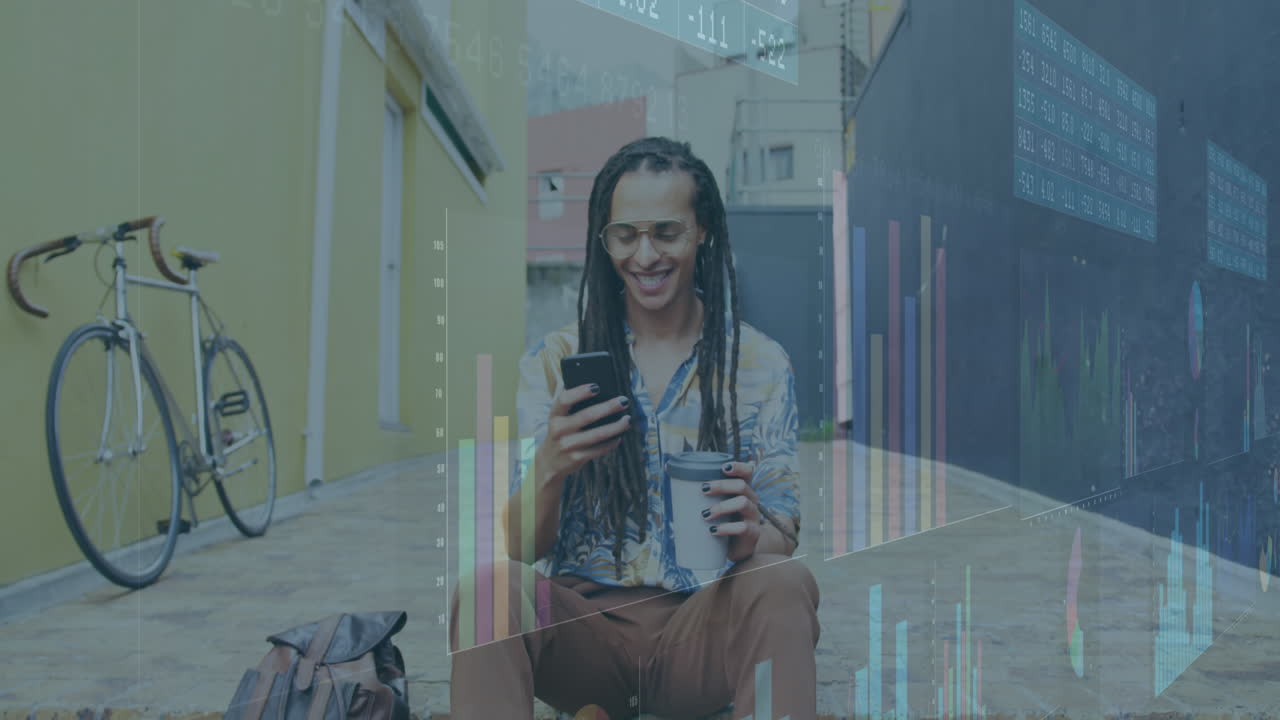animación de procesamiento de datos estadísticos sobre un hombre biracial feliz usando un teléfono inteligente en la calle