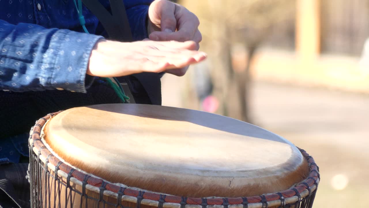 para tocar el ritmo en el tom-tom.