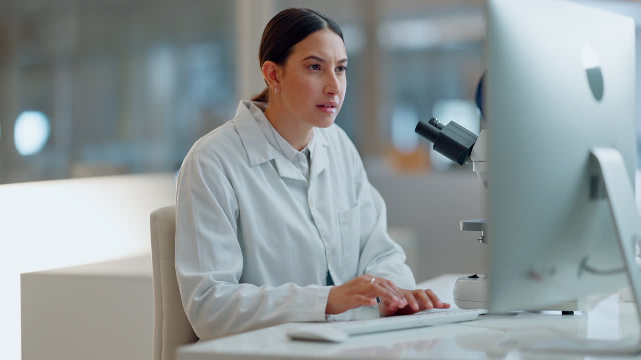 Ciência, pesquisa e mulher com microscópio