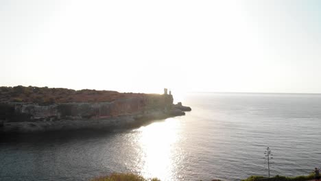 스페인 마요르카 칼라 피구에라(spain mallorca cala figuera)는 nd 필터를 사용하여 4k 24fps의 드론과 dji mavic air를 사용하여 하루 중 다른 시간에 위에서 봅니다.