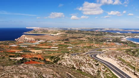 video aéreo de drones de malta, área de mellieha, mirando hacia gozo