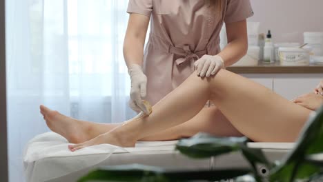 depilación láser - procedimiento de depilación. flash de depilación láser de diodo, esteticista elimina el pelo en hermosas piernas femeninas, depilación para piel lisa, procedimiento láser en un estudio de belleza o clínica, tratamiento de depilación para el cuidado del cuerpo.